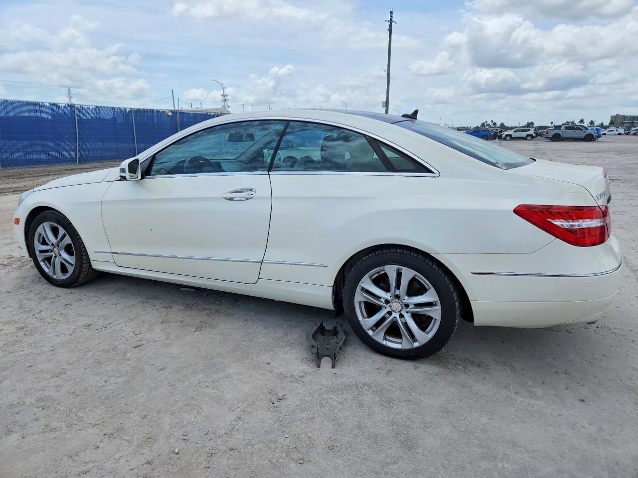 2010 Mercedes-Benz E-class VIN WDDKJ5GB8AF046805 photo 2