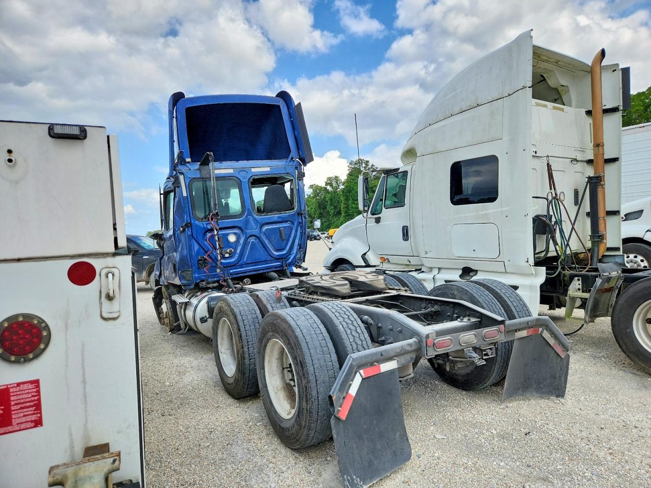 2025 FREIGHTLINER All other VIN 3AKJHLDV8SSVR2413 photo 3