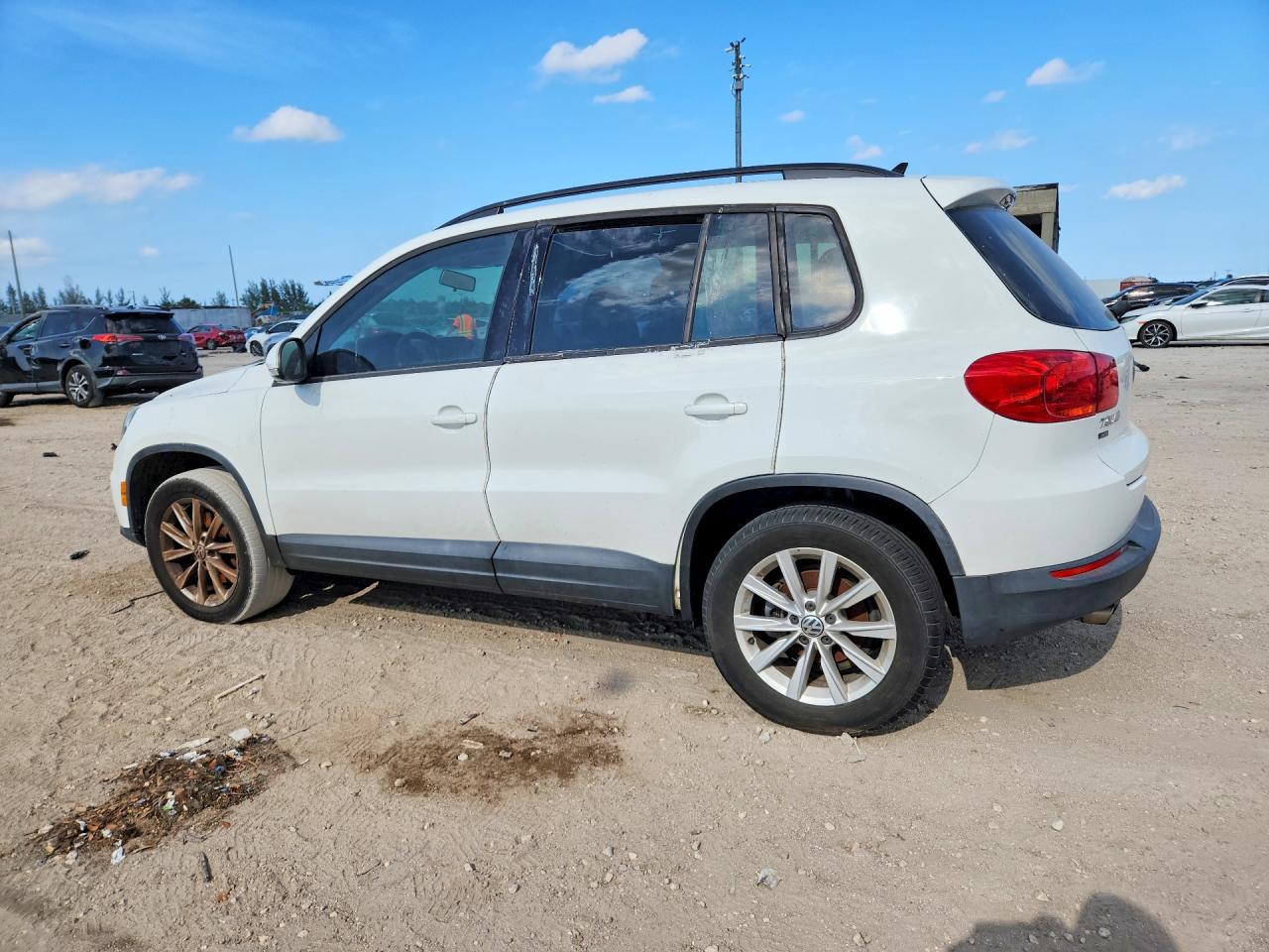 2017 Volkswagen Tiguan VIN WVGAV7AX7HK046978 photo 2