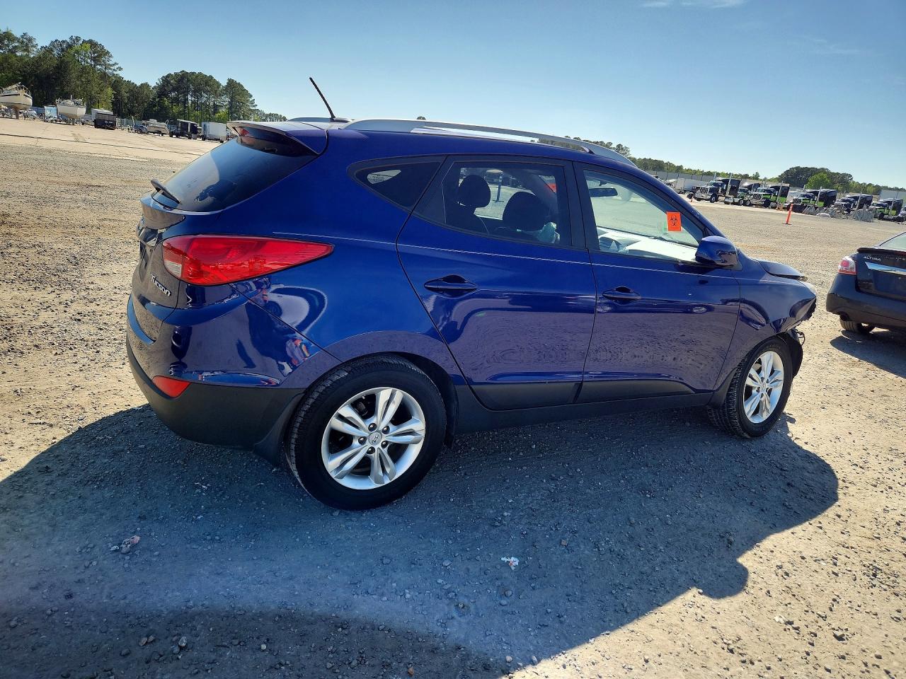 2011 Hyundai Tucson VIN KM8JU3AC6BU207857 photo 3