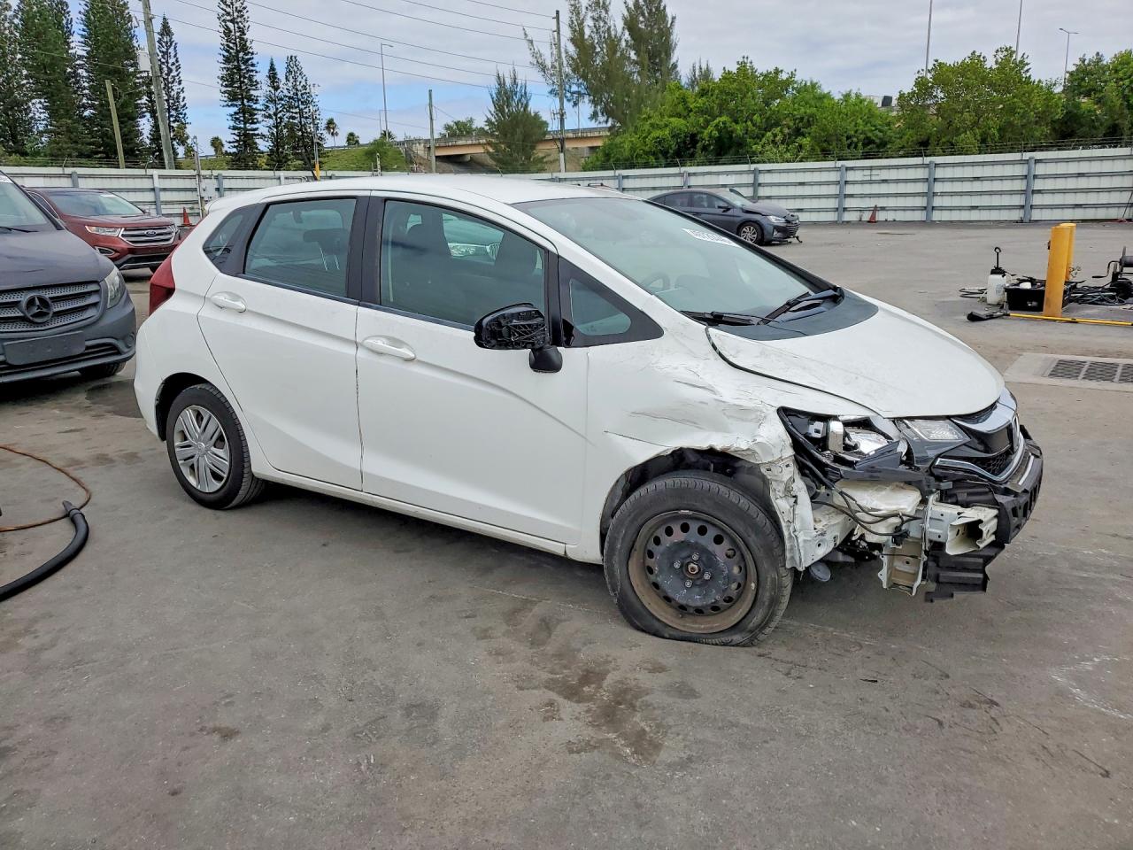 2018 Honda Fit VIN 3HGGK5H49JM736061 photo 4