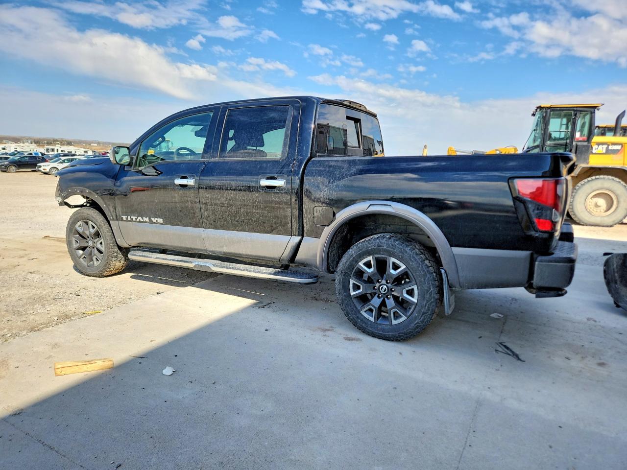 2020 Nissan TITAN VIN 1N6AA1ED8LN500480 photo 2
