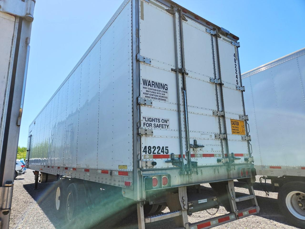 2015 UTILITY All models VIN 1UYVS2486FM408338 photo 3