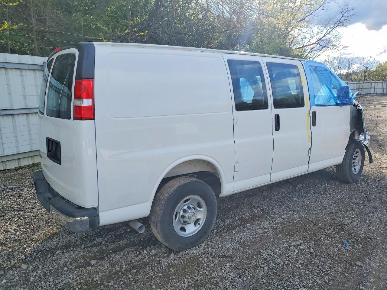 2025 CHEV Express VIN 1GCWGAFP3S1202053 photo 3