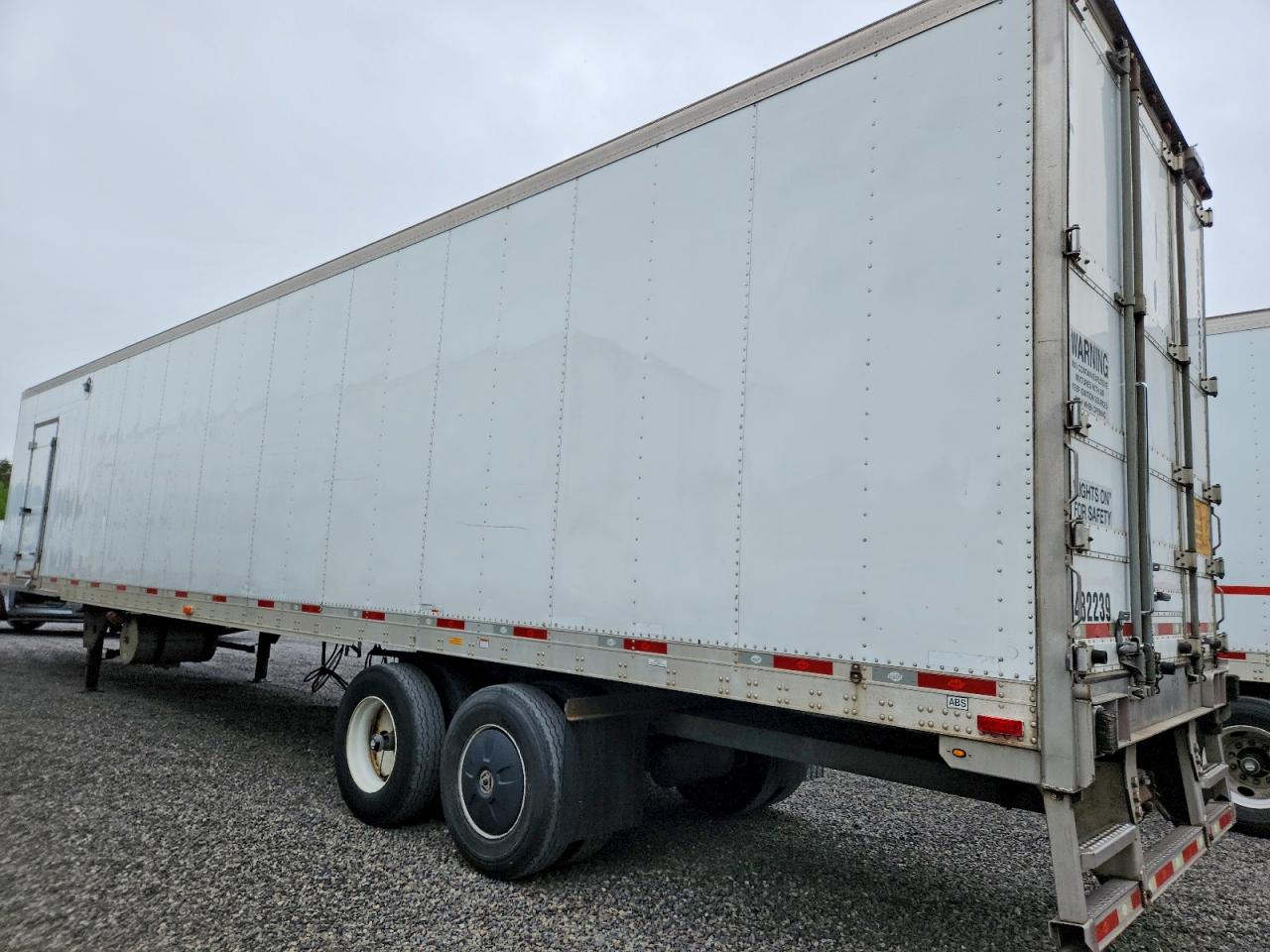 2015 UTILITY All models VIN 1UYVS2485FM408332 photo 3