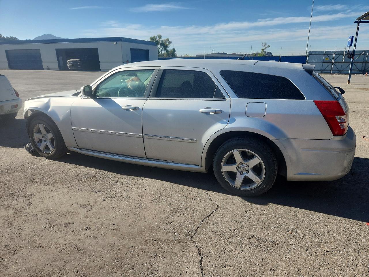 2008 DODGE Magnum VIN 2D4FV37VX8H242531 photo 2