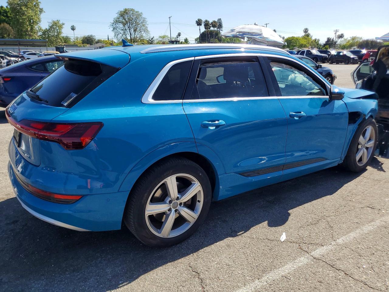 2019 Audi E-tron VIN WA1LAAGE9KB011727 photo 3