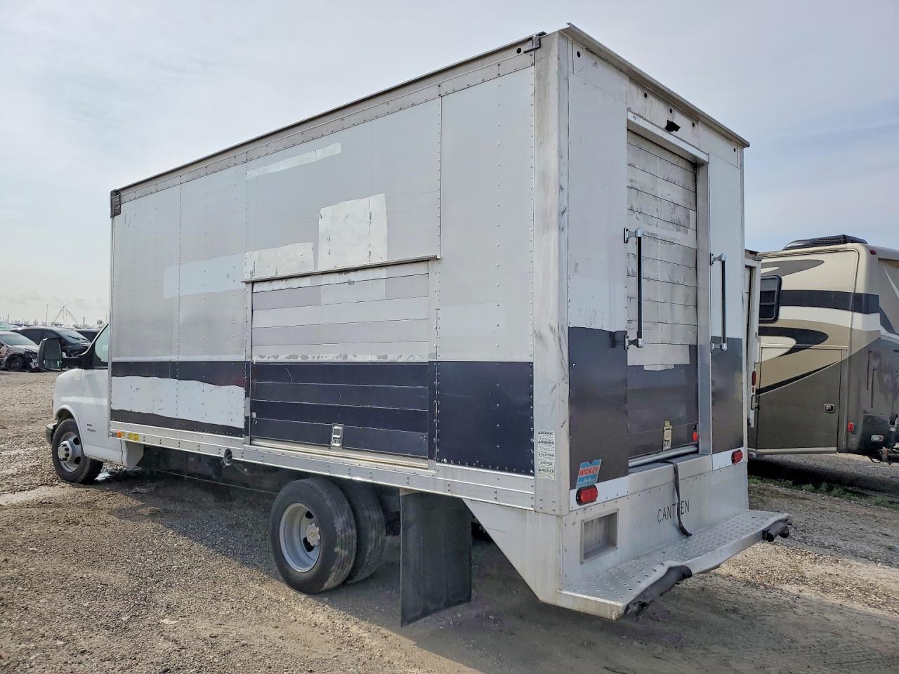 2018 Chevrolet Express VIN 1HA6GVCG5JN001012 photo 2