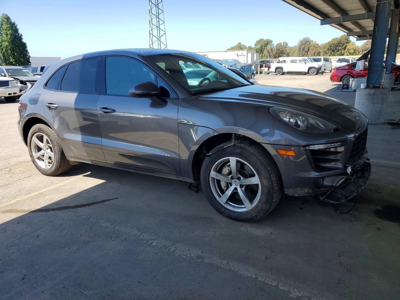 2015 Porsche Macan VIN WP1AB2A54FLB42409 photo 4