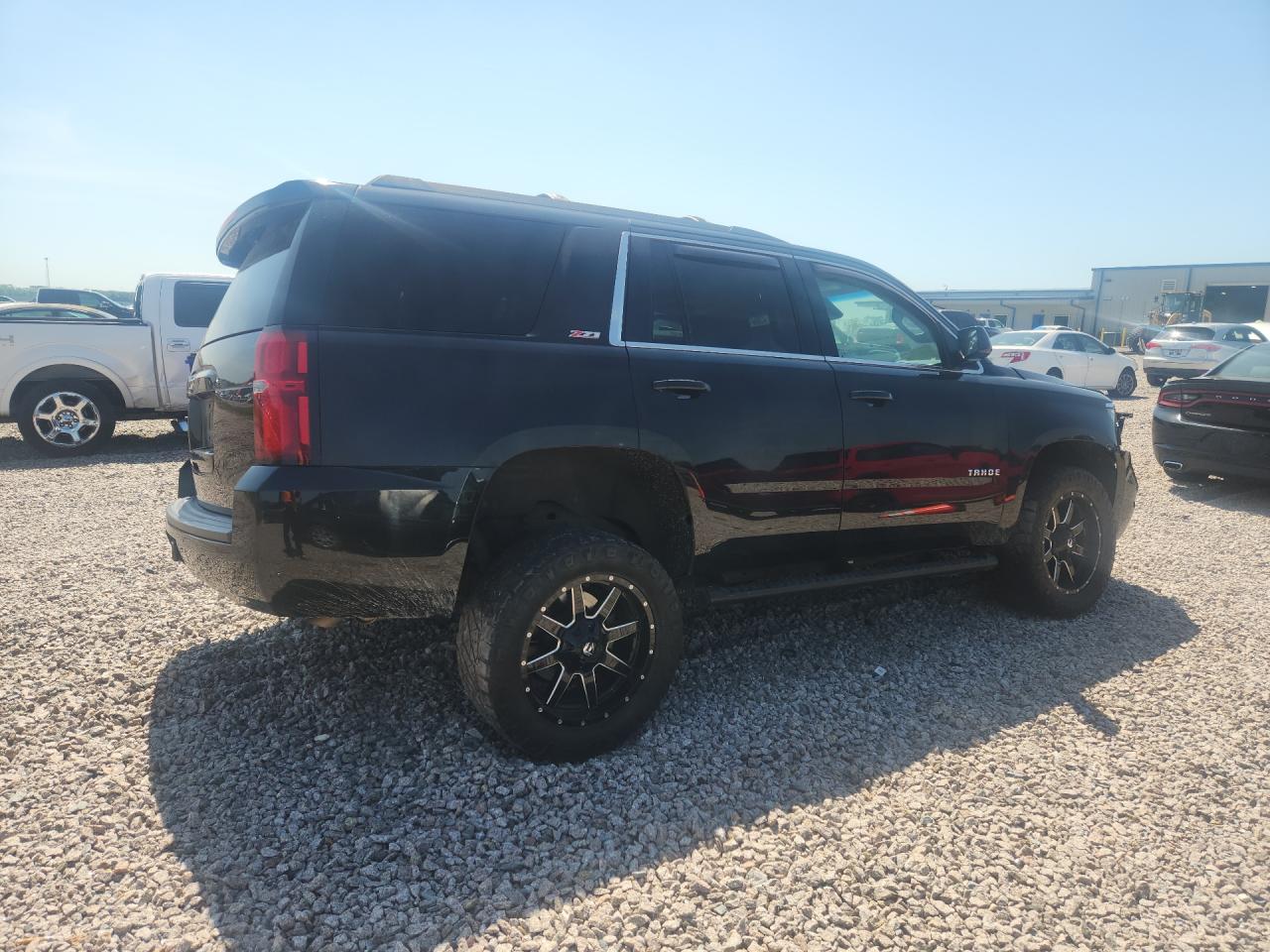 2018 Chevrolet Tahoe VIN 1GNSKBKC4JR278104 photo 3