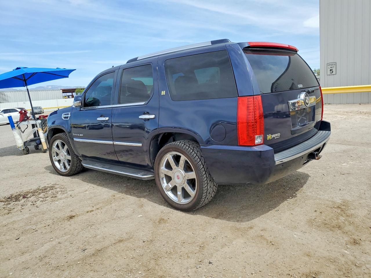 2009 Cadillac Escalade VIN 1GYFK43549R118381 photo 2