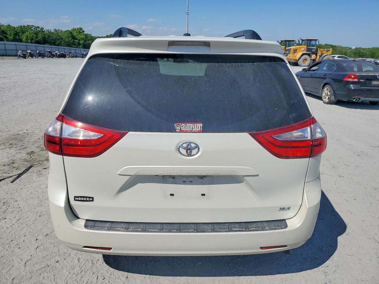 2016 Toyota Sienna VIN 5TDYK3DC7GS722785 photo 6
