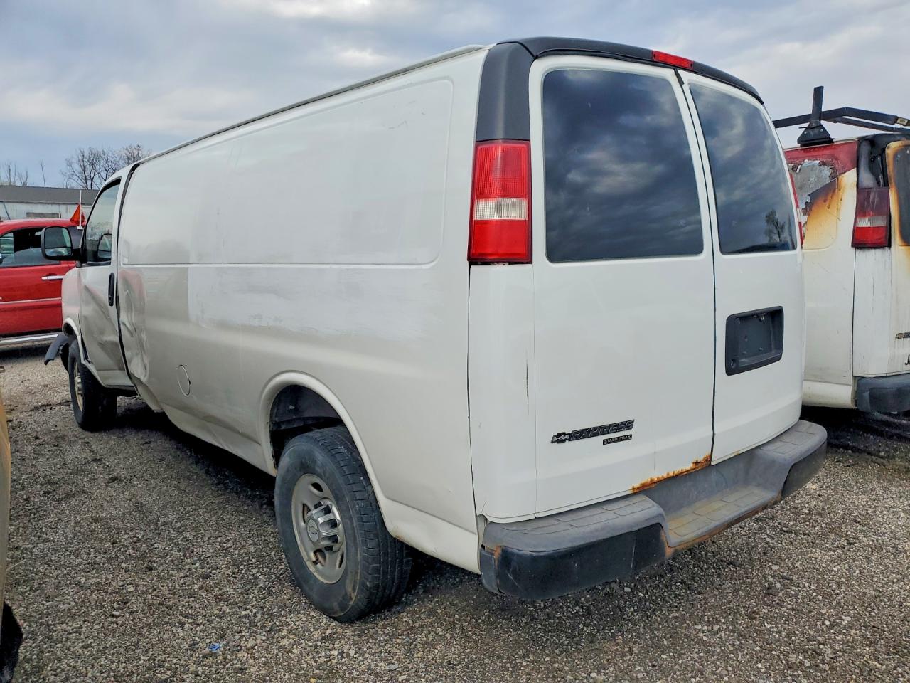 2015 CHEV Express VIN 1GCWGGFF8F1106046 photo 2