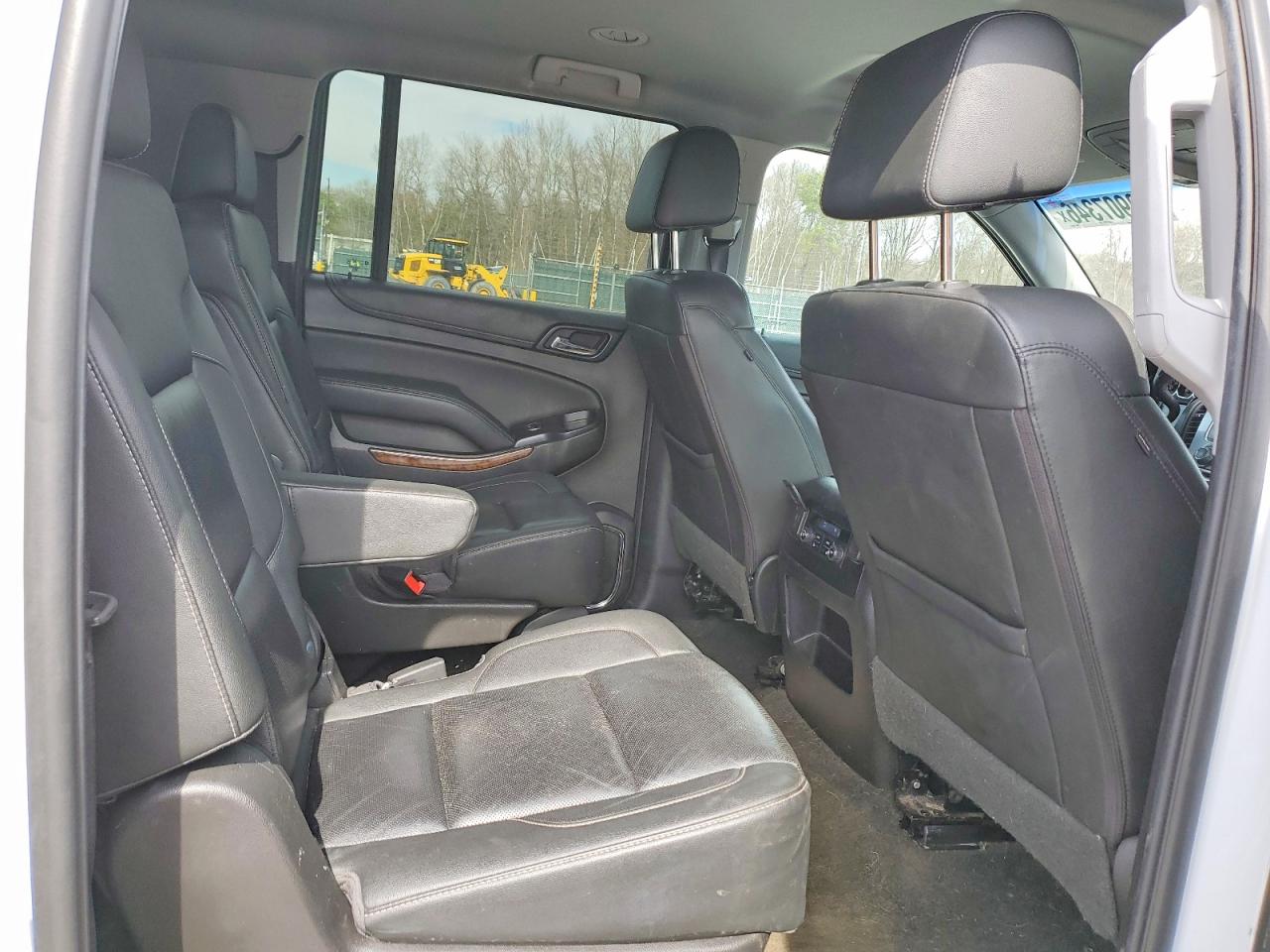 2018 Chevrolet Suburban VIN 1GNSKJKC3JR195550 photo 11