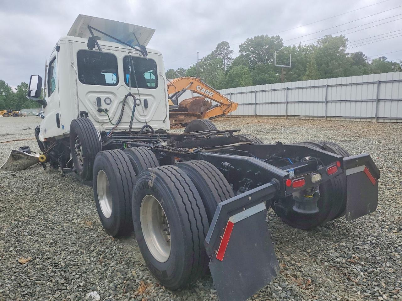 2023 FREIGHTLINER All other VIN 3AKJHTDV8PDUC7873 photo 3