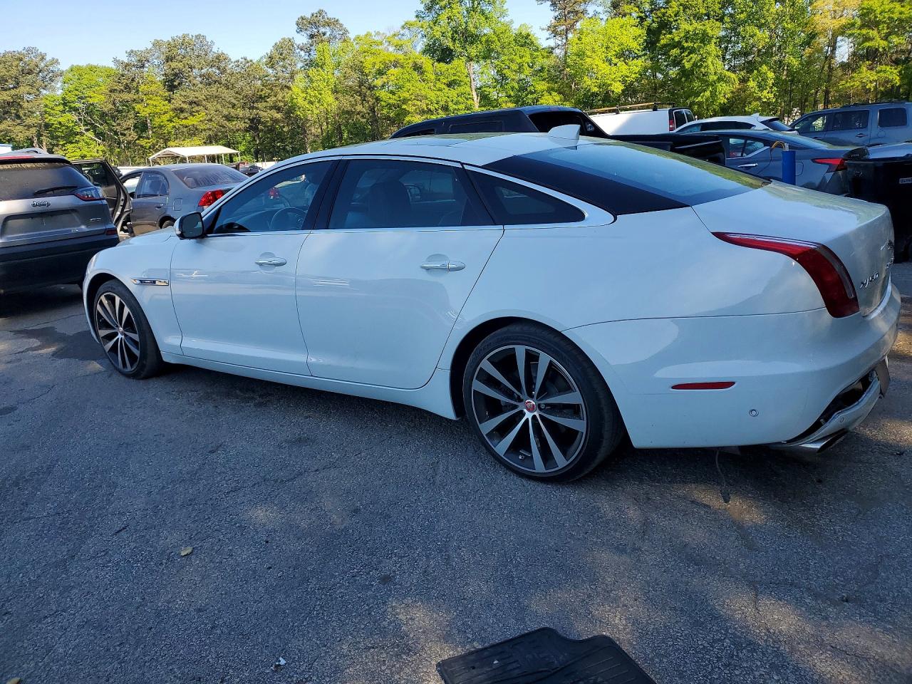 2019 Jaguar Xj VIN SAJWJ2GD3K8W17829 photo 2