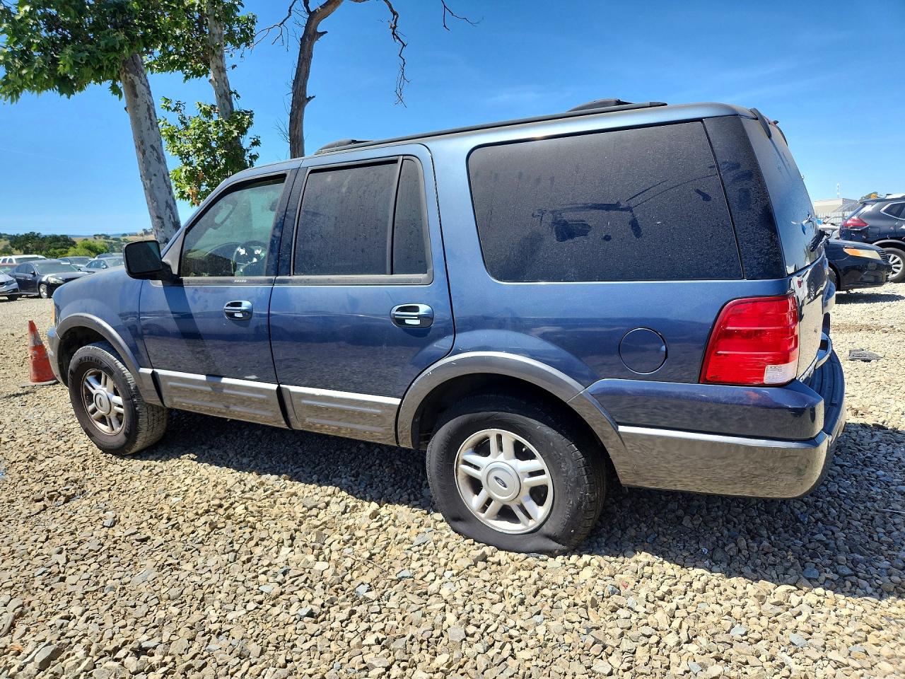 2004 Ford Expedition VIN 1FMPU16L74LA41493 photo 2