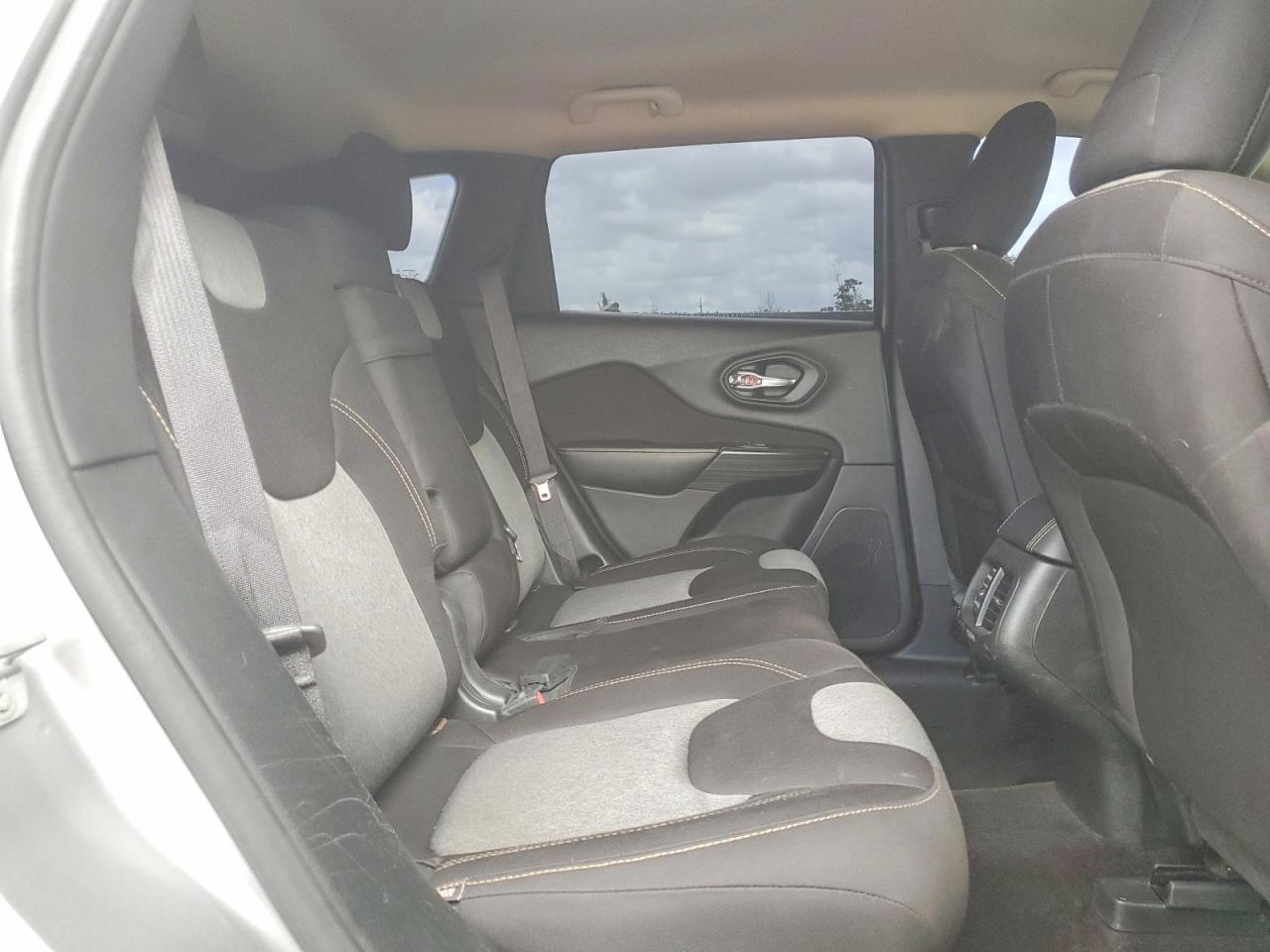 2017 Jeep Cherokee VIN 1C4PJLABXHW540915 photo 11