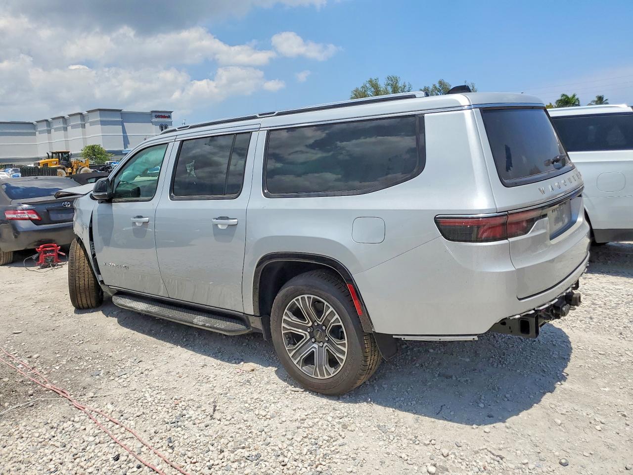 2025 Jeep Wagoneer VIN 1C4SJSBP3SS511494 photo 2