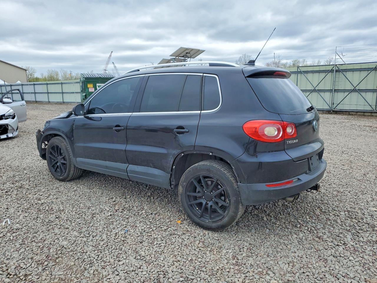 2009 Volkswagen Tiguan VIN WVGBV75N79W532438 photo 2
