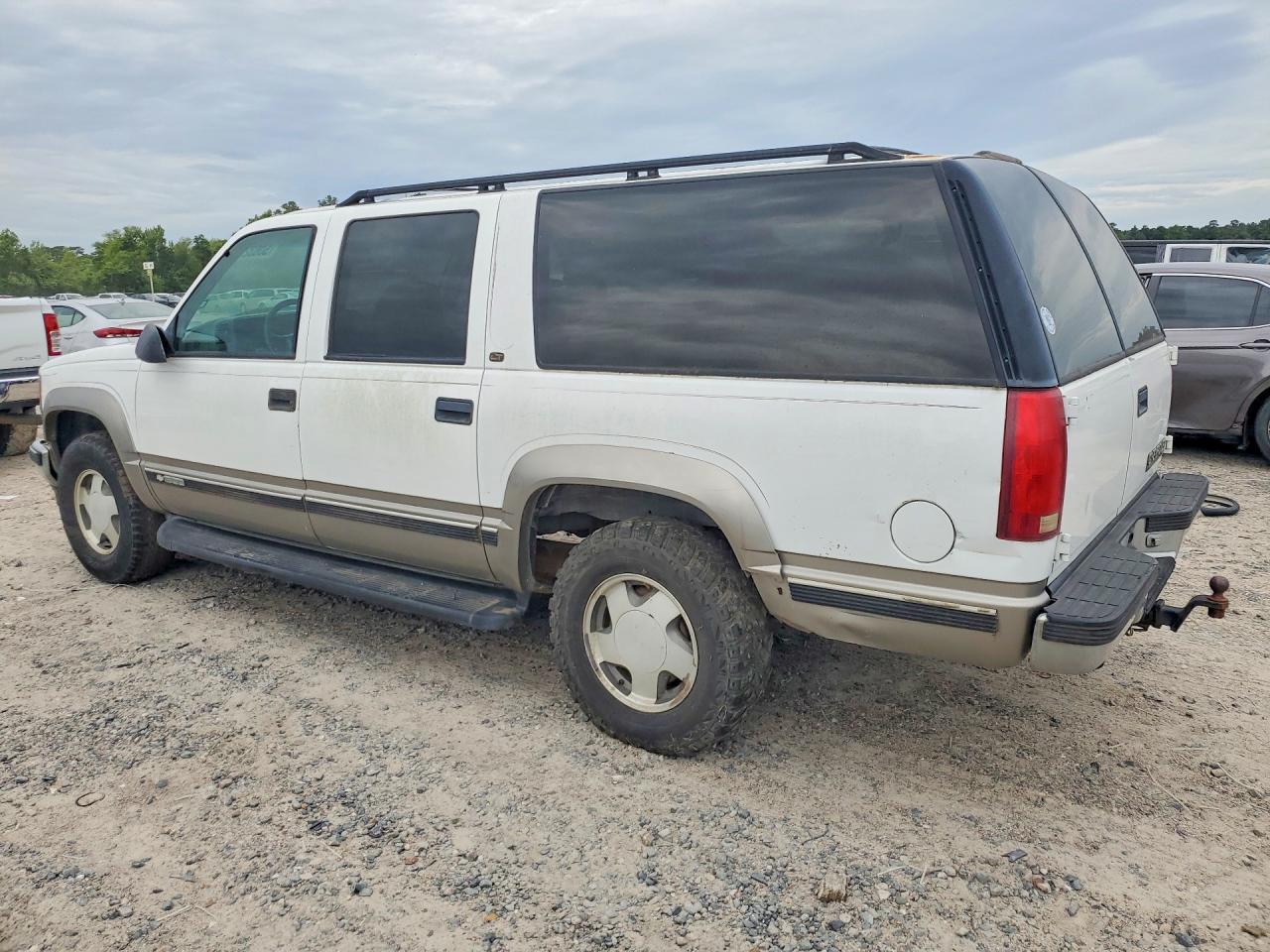 1999 Chevrolet Suburban VIN 1GNFK16R2XJ440152 photo 2