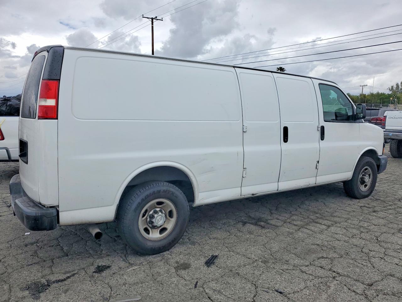 2018 CHEV Express VIN 1GCWGBFP6J1253924 photo 3