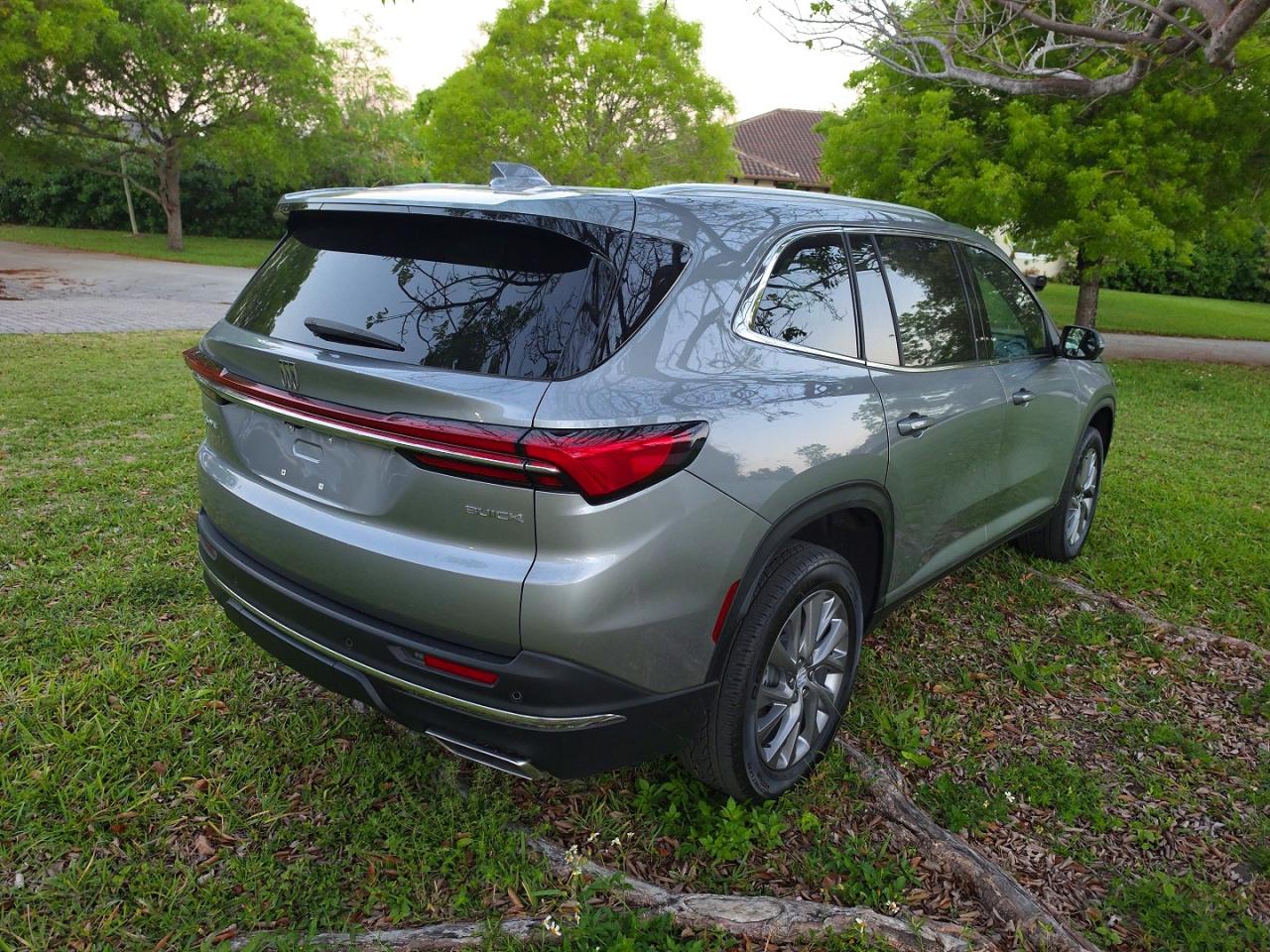 2025 Buick Enclave VIN 5GAEVARS2SJ250050 photo 4