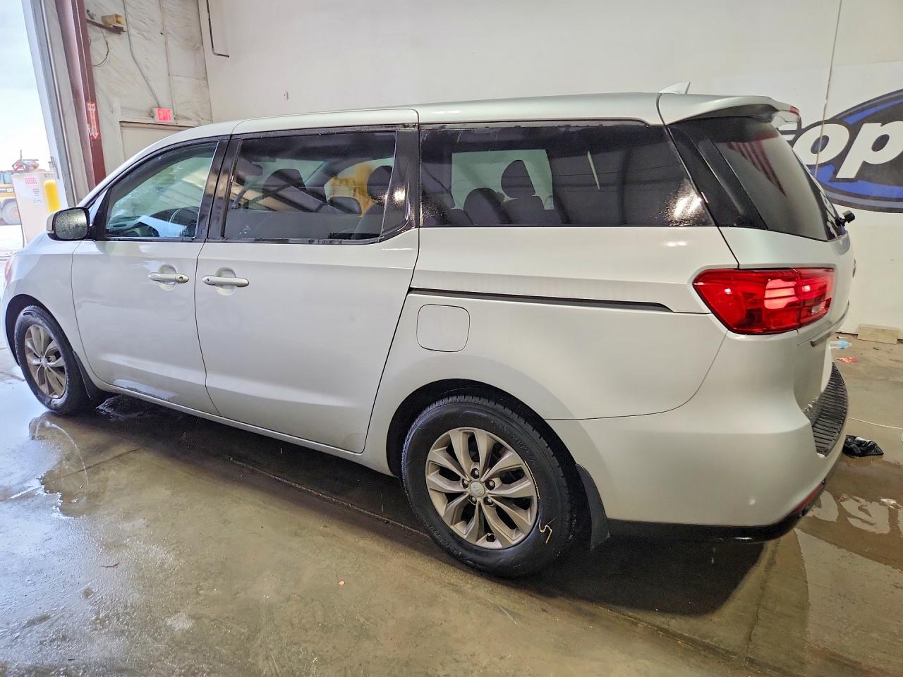 2019 Kia SEDONA VIN KNDMB5C11K6548599 photo 2