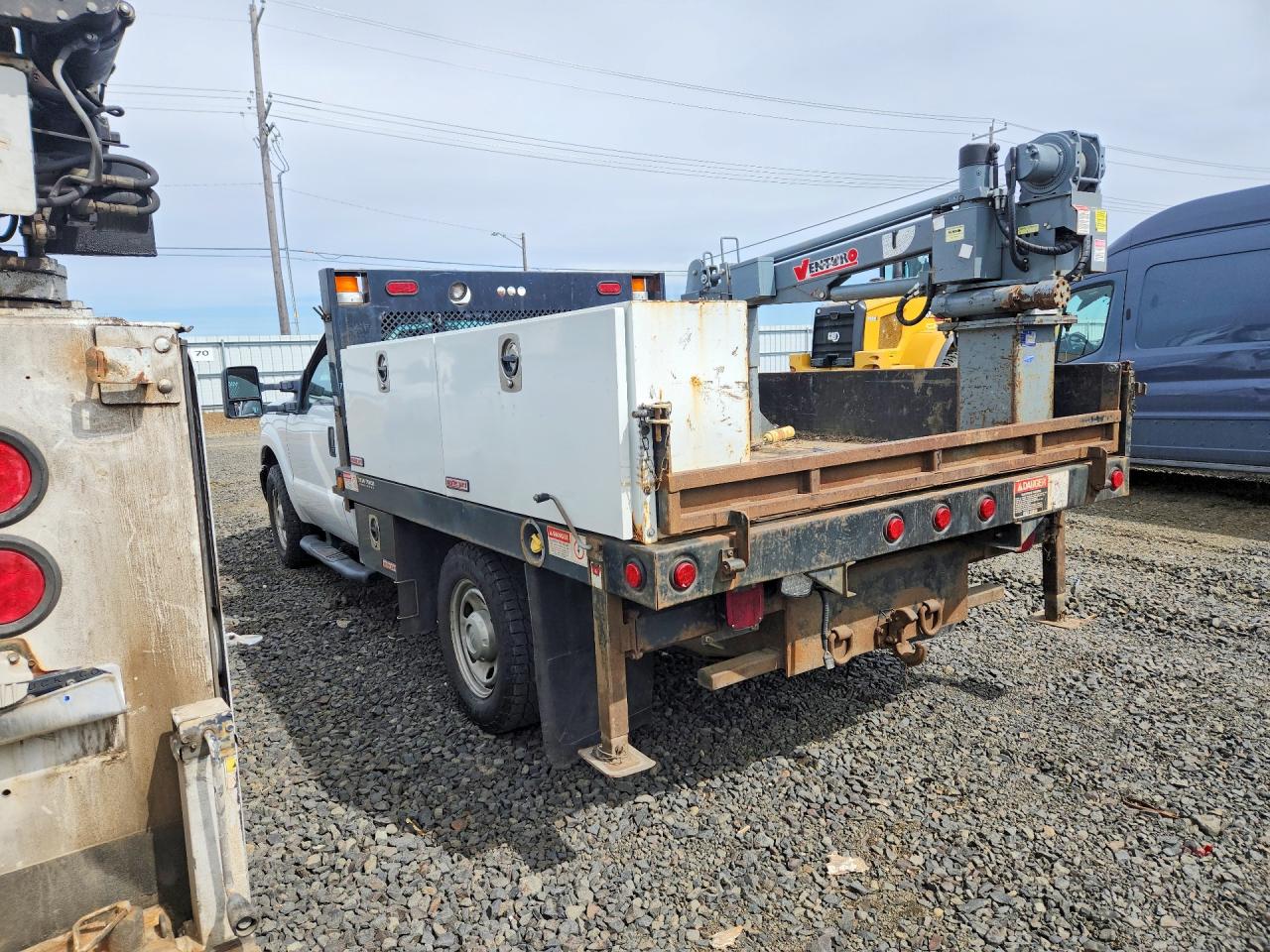 2011 Ford F350 VIN 1FDRF3E61BEA30937 photo 2
