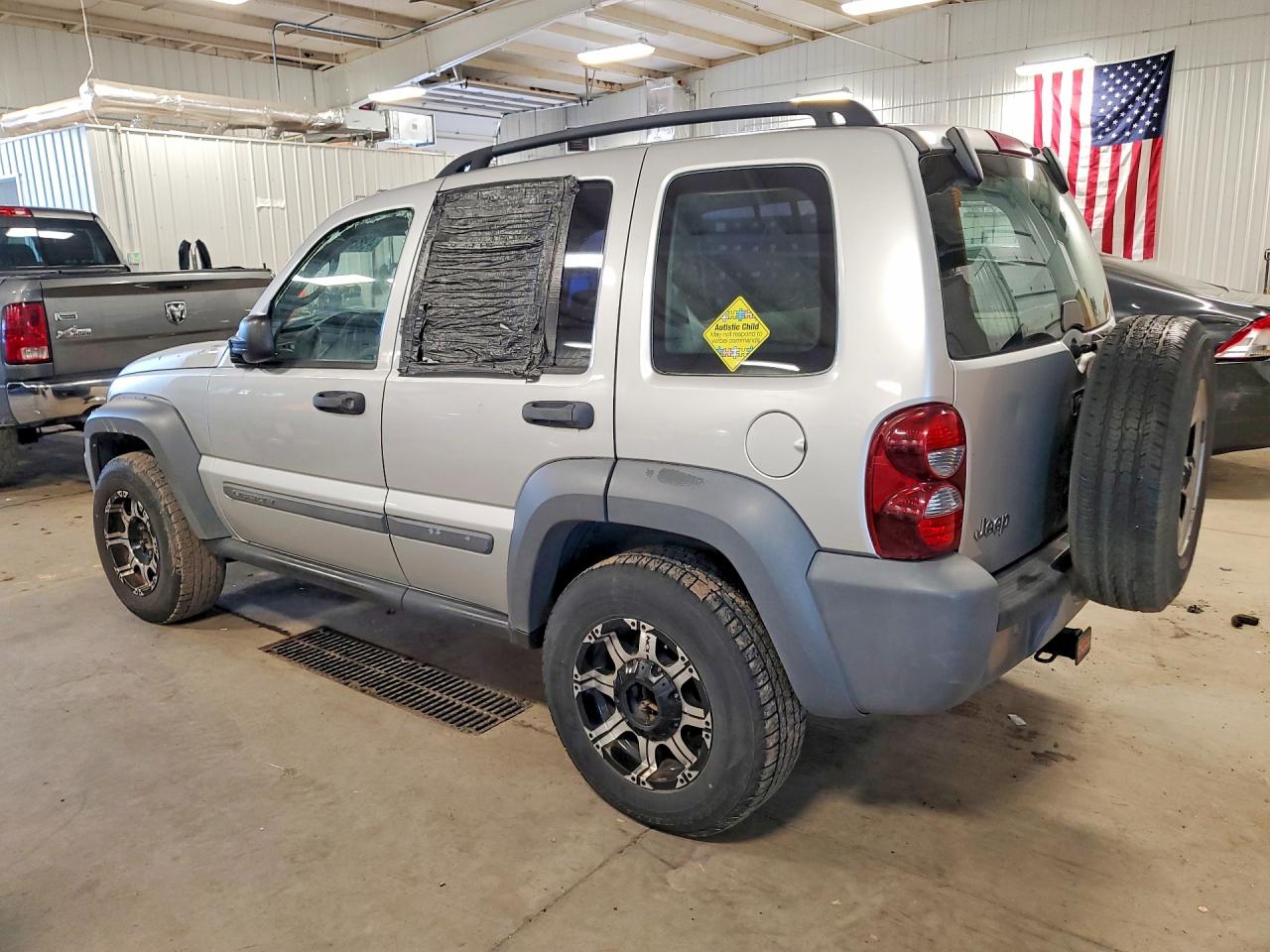 2005 Jeep Liberty VIN 1J4GK48K05W502348 photo 2