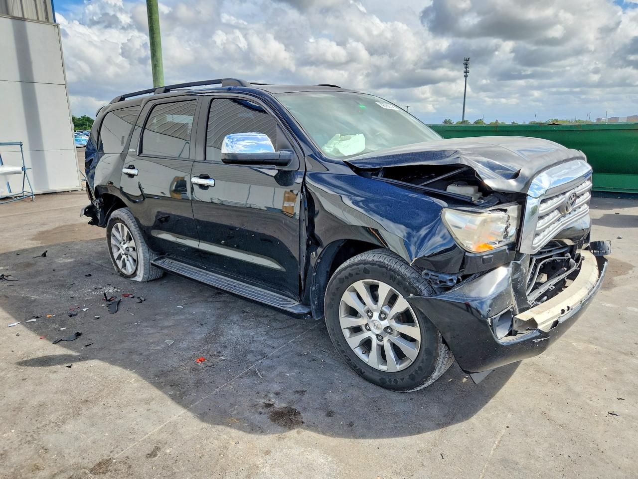 2011 Toyota Sequoia VIN 5TDJW5G1XBS052007 photo 4