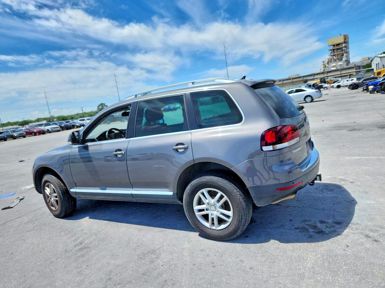 2010 Volkswagen Touareg VIN WVGBF7A95AD002040 photo 2