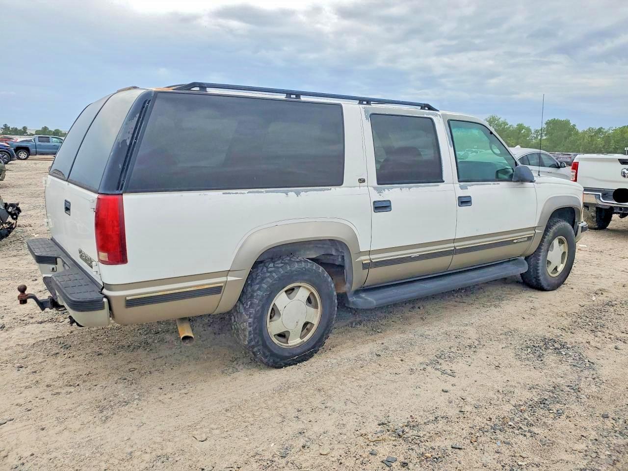 1999 Chevrolet Suburban VIN 1GNFK16R2XJ440152 photo 3