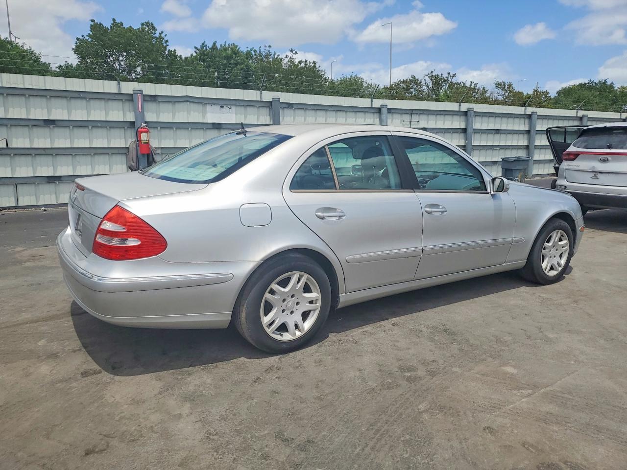 2003 MERCEDES-BENZ E-class VIN WDBUF65J73A174424 photo 3