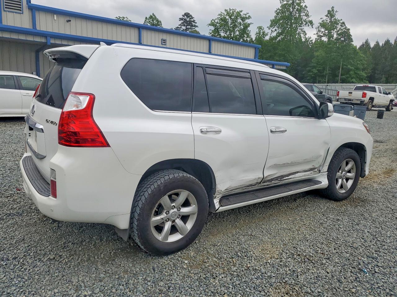 2011 Lexus Gx VIN JTJBM7FX7B5032957 photo 3