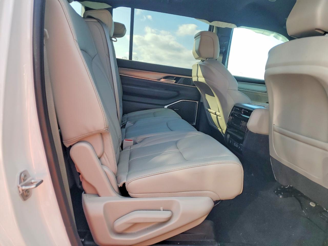 2025 Jeep Wagoneer VIN 1C4SJVBP6SS526590 photo 11