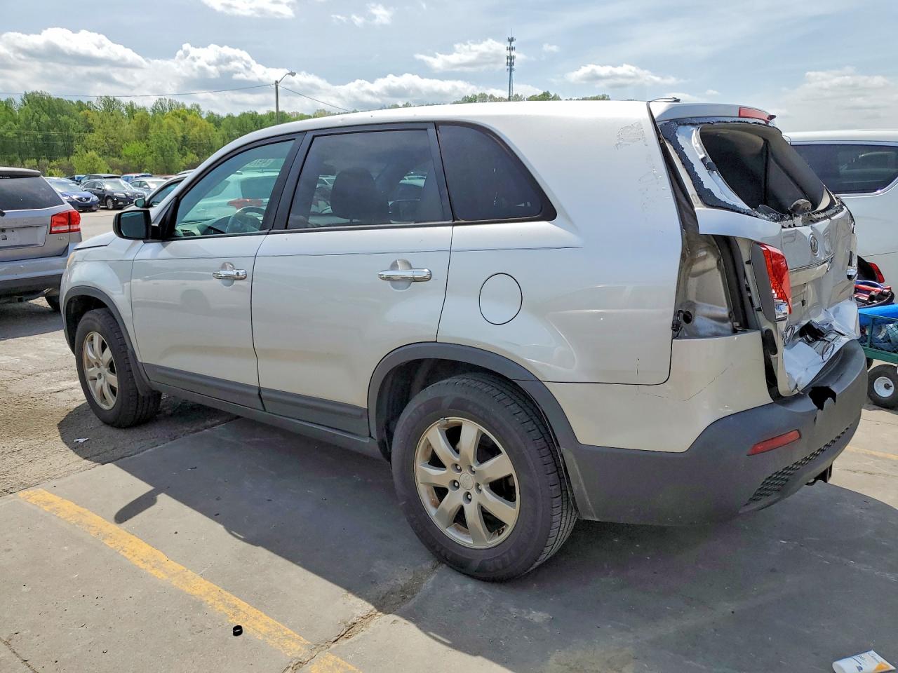 2011 Kia Sorento VIN 5XYKT3A1XBG032329 photo 2