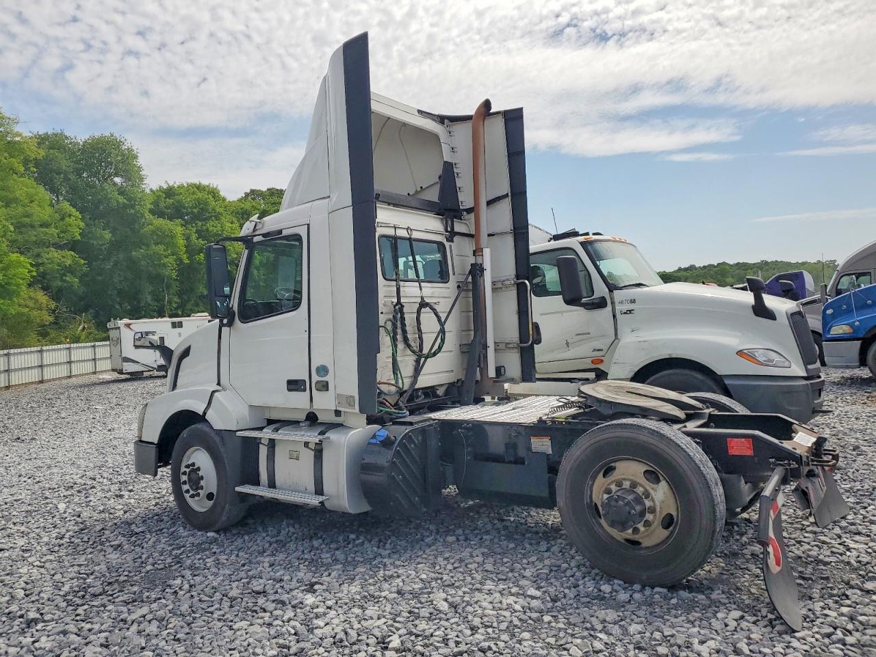 2017 Volvo Vn VIN 4V4N39TG3HN988064 photo 3