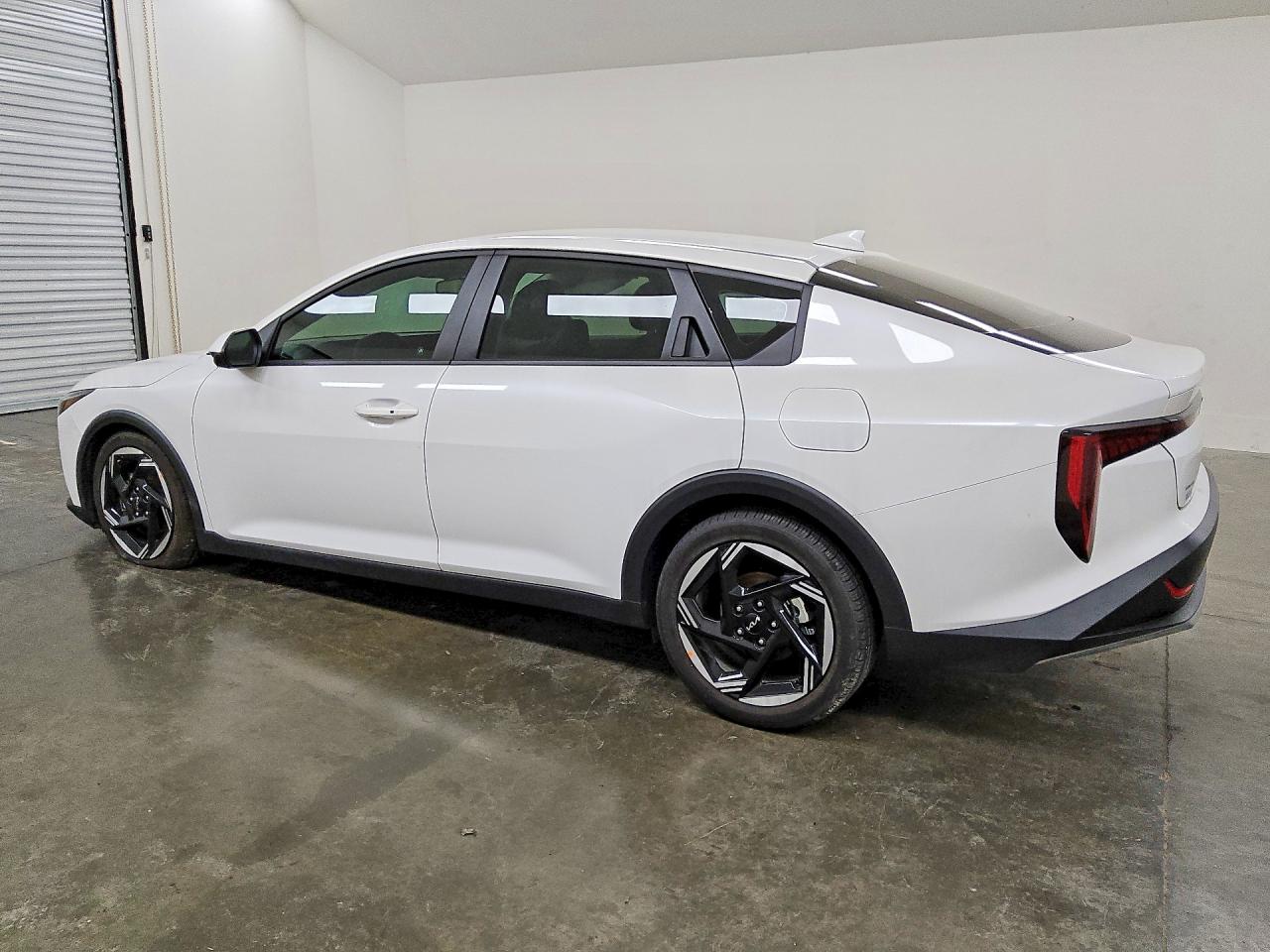 2025 Kia All other VIN 3KPFU4DE3SE242125 photo 2