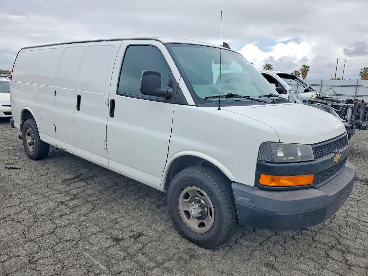 2018 CHEV Express VIN 1GCWGBFP6J1253924 photo 4
