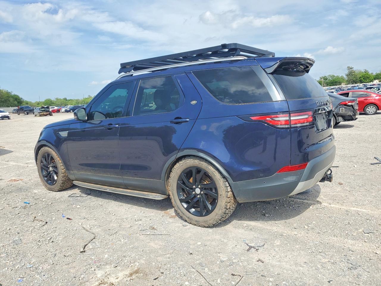 2017 Land Discovery VIN SALRRBBV1HA043181 photo 2