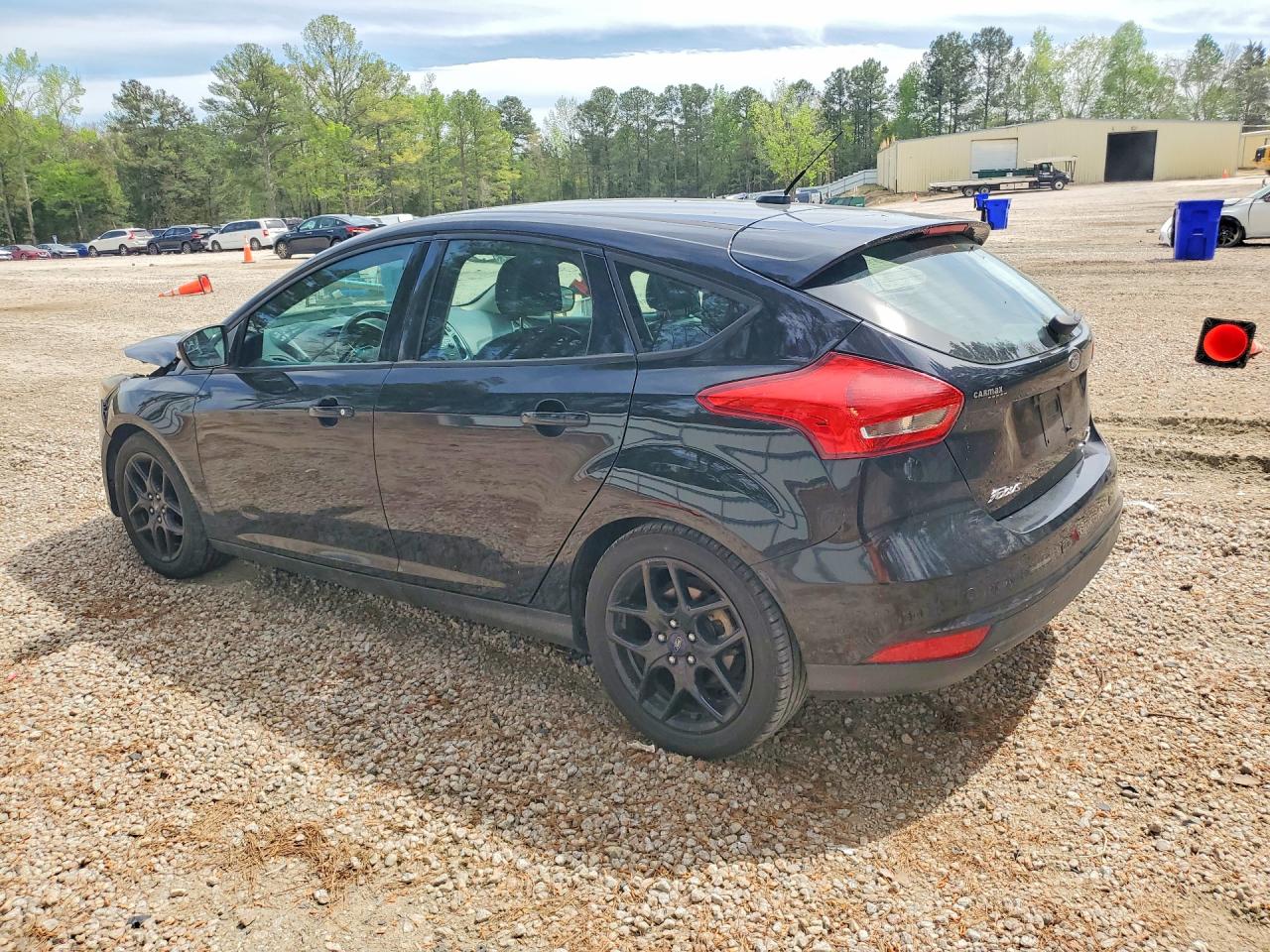 2016 Ford Focus VIN 1FADP3K25GL318210 photo 2