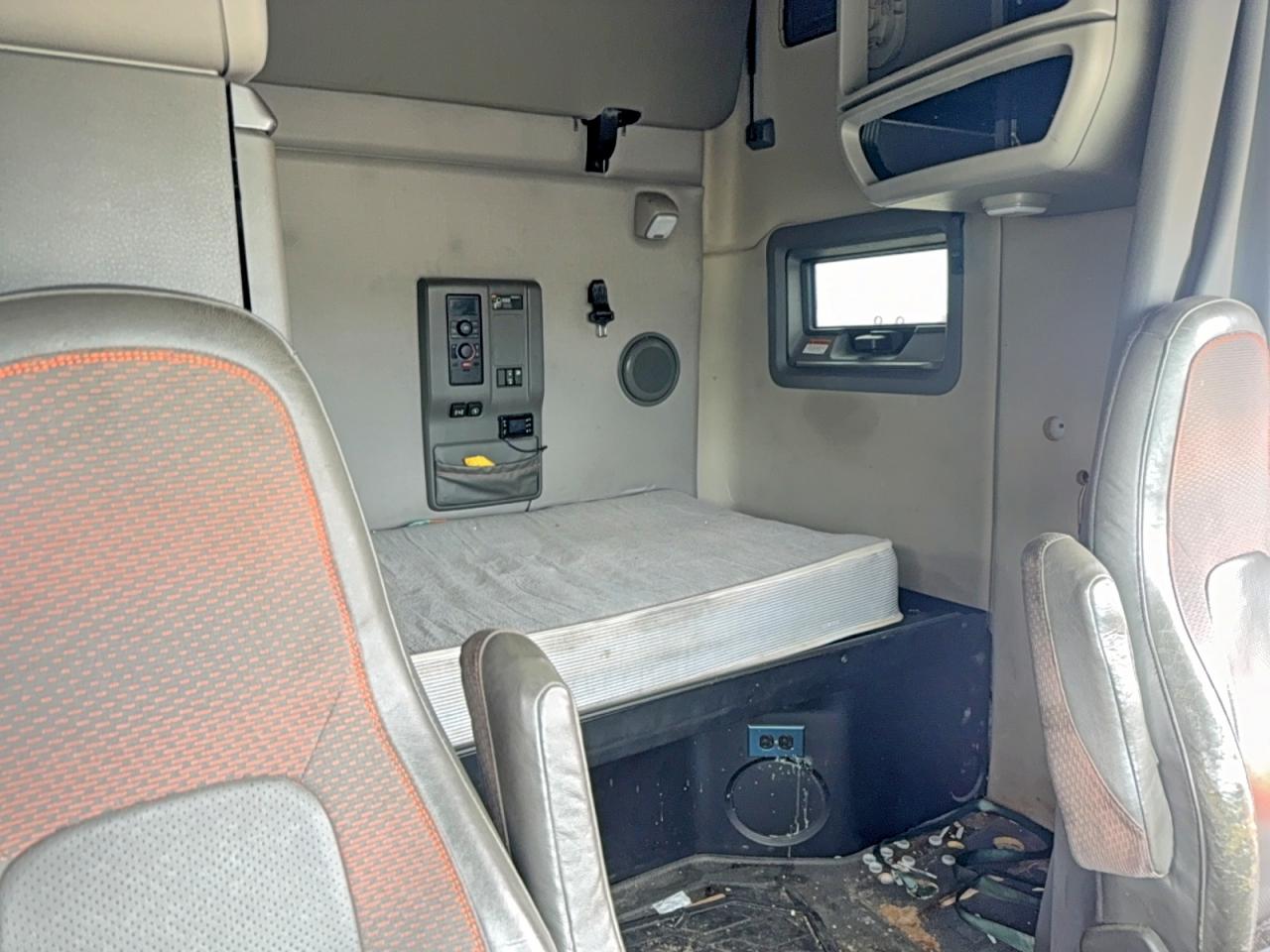 2020 Volvo Vn VIN 4V4NC9EH4LN258310 photo 6