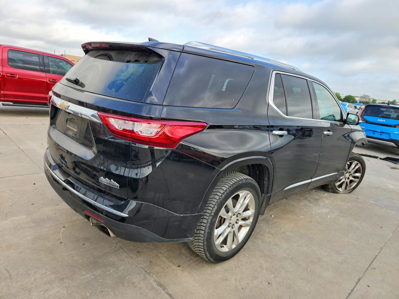 2018 Chevrolet Traverse VIN 1GNEVKKW4JJ109391 photo 3