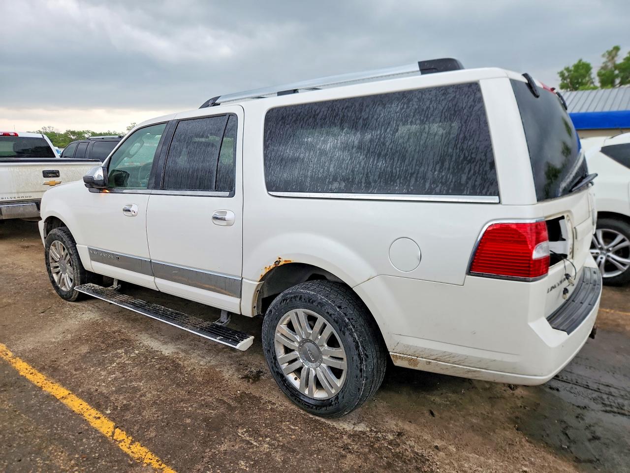 2013 Lincoln Navigator VIN 5LMJJ3J55DEL08991 photo 2