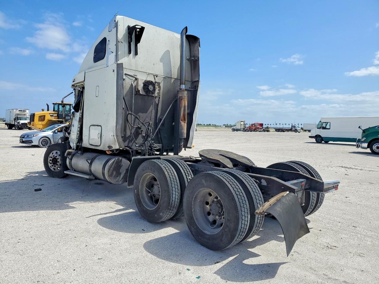 2004 FREIGHTLINER Conventional VIN 1FUJA6CG24LM38223 photo 3