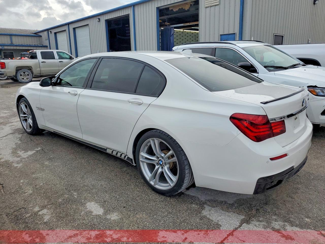 2013 BMW 7 series VIN WBAYE8C53DD132126 photo 2