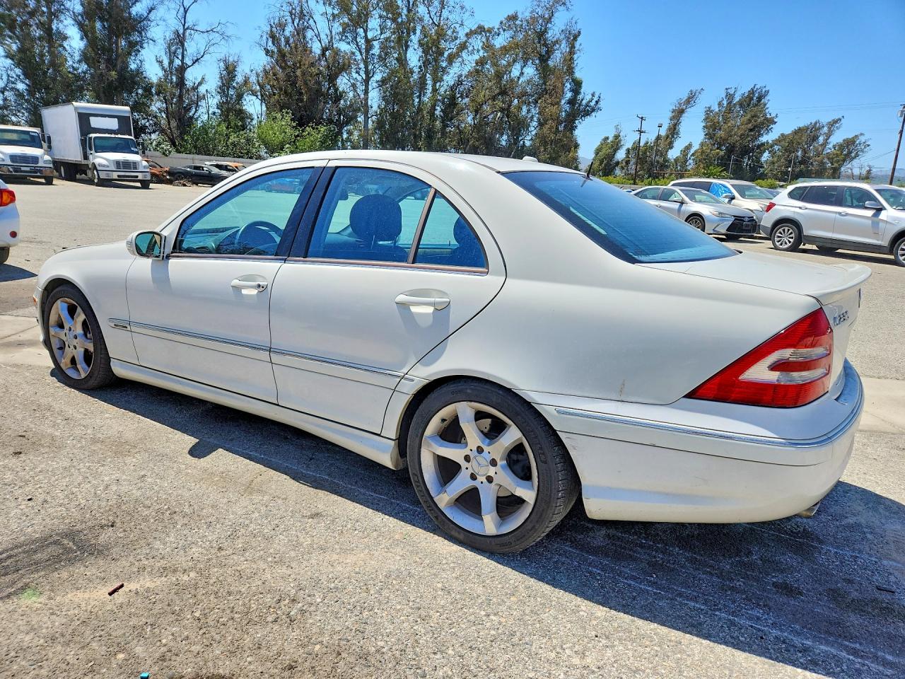 2007 Mercedes-Benz C class VIN WDBRF52H27F861790 photo 2