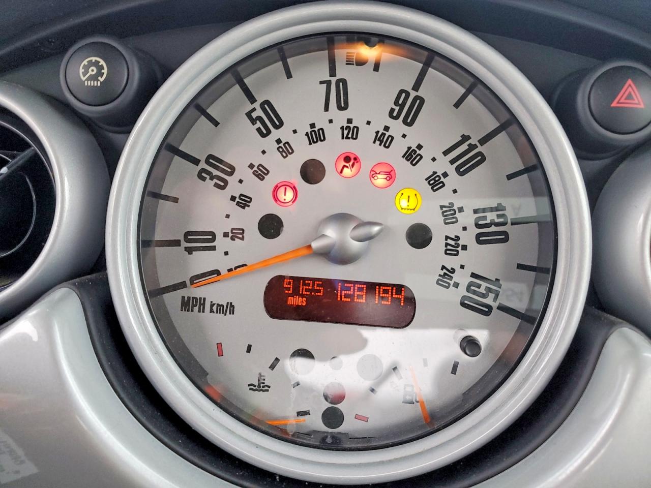 2002 MINI Cooper VIN WMWRC33462TC32585 photo 9