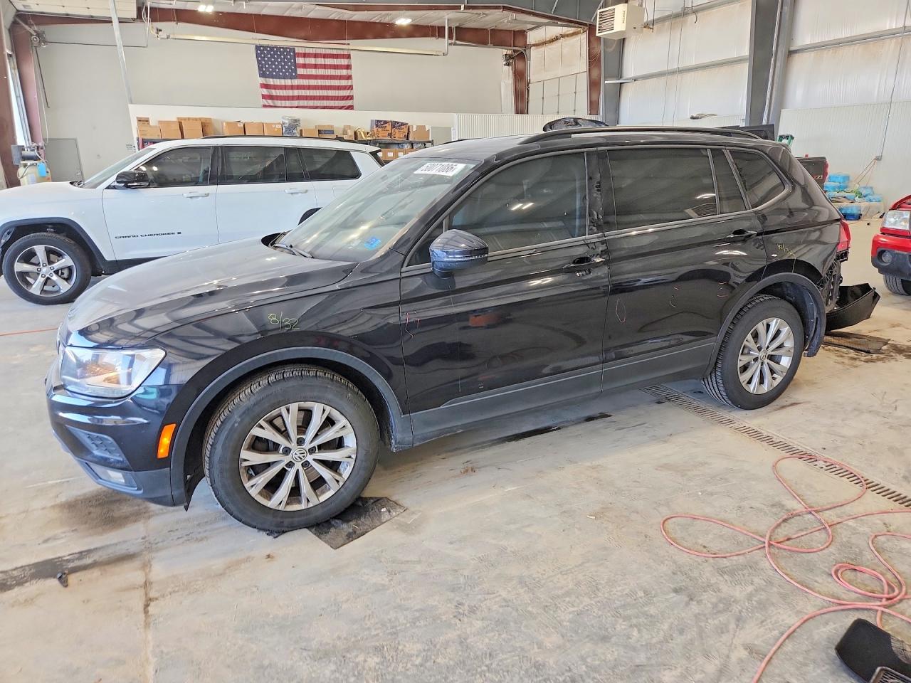 2018 Volkswagen Tiguan VIN 3VV1B7AX3JM019824 photo 1